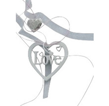 Dekorativer Anhänger mit Herzform und dem Wort Liebe.