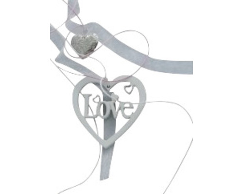 Dekorativer Anhänger mit Herzform und dem Wort Liebe.