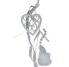 Herzförmiger Deko-Hänger mit Federn und Bändern