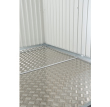 Vue intérieure d''une remise avec un plancher en tôle larmée
