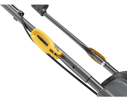 Detailaufnahme eines Rasenmähers mit gelbem Bedienelement.