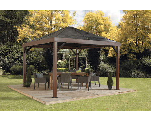 Pavillon SOJAG Valencia 12x12 y compris moustiquaire 363 x 363 cm aspect bois Scène de jardin avec pavillon, table et chaises sur une terrasse en bois