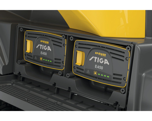 Deux batteries Stiga E450 dans le compartiment à piles