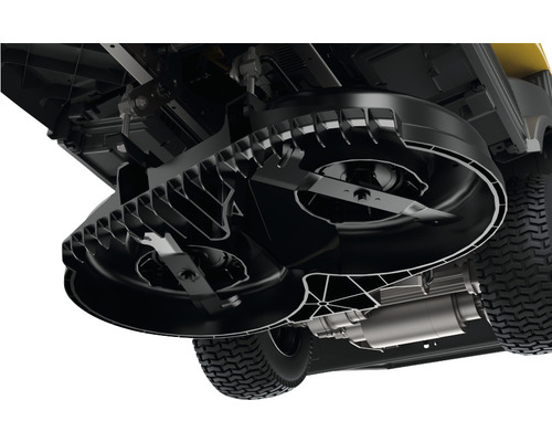 Gros plan du plateau de coupe d''un tracteur de pelouse avec deux lames