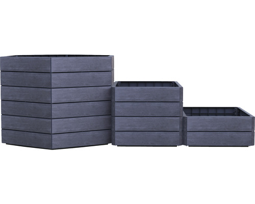 Trois jardinières carrées en bois empilées de différentes tailles.