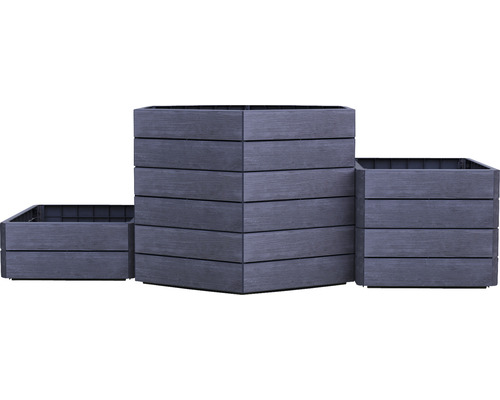 Trois jardinières en bois de différentes hauteurs