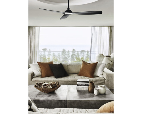 Wohnzimmer mit Deckenventilator, Sofa und Couchtisch