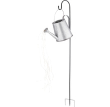 Dekorative Giesskanne mit Lichtern auf einem Stab für den Garten