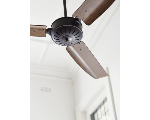 Deckenventilator mit hölzernen Flügeln in einem hellen Raum