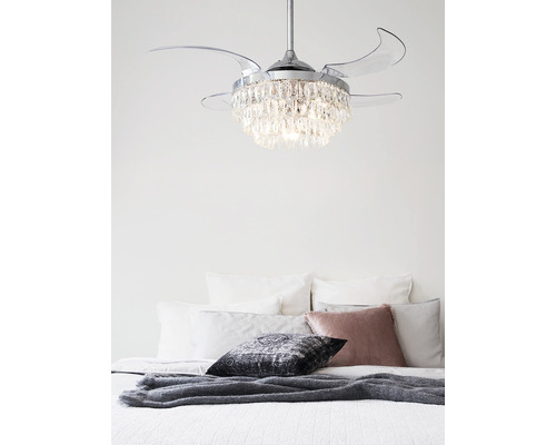 Deckenventilator mit Kristallbehang über einem Bett