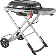 Weber Traveler Gasgrill auf einem Grillwagen mit Rädern