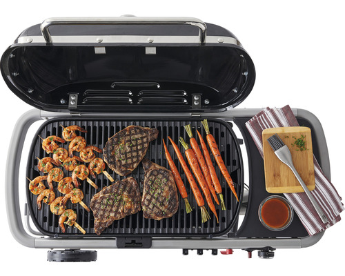 Offener Grill mit Steaks, Garnelen, Karotten und Zubehör