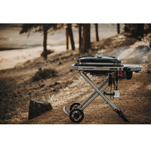 Weber Traveler Gasgrill auf einem Feldweg