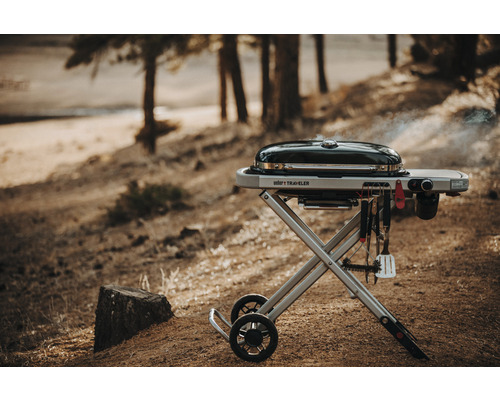 Weber Traveler Gasgrill auf einem Feldweg