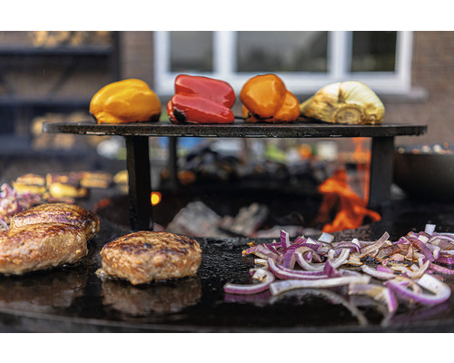 Légumes et burgers sur une plaque de cuisson