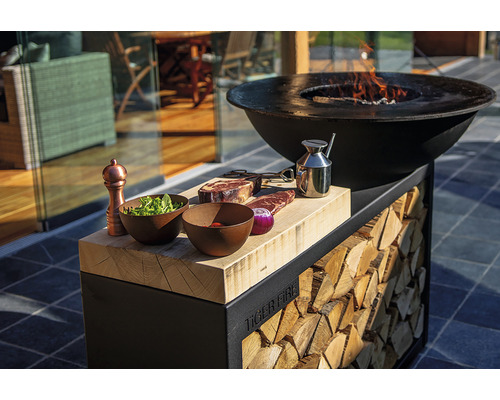 Brasero avec rangement pour le bois, planche à découper et aliments pour la préparation