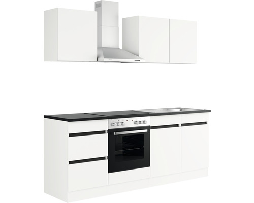 Küchenzeile mit Hängeschränken, Dunstabzugshaube, Herd und Spüle