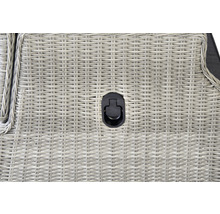 Detailansicht eines Möbelstücks aus Rattan mit einem schwarzen Griff