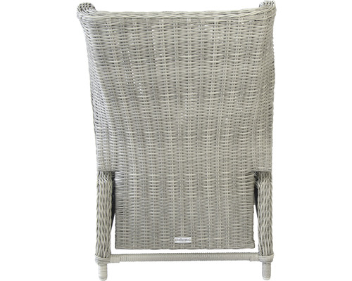 Rückansicht eines hellen Korbsessels für den Aussenbereich