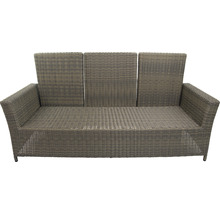 Geflochtene Outdoor Couch mit drei Sitzen.