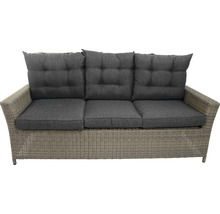 Gartencouch mit drei Sitzen und grauen Kissen