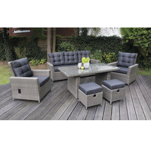 Gartenmöbelset mit Sofa, Sessel, Tisch und Hockern auf einer Terrasse