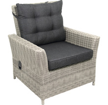 Geflochtener Gartensessel mit grauen Kissen