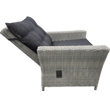 Geflochtener Relaxsessel mit hochgeklappter Fussstütze und Kissen