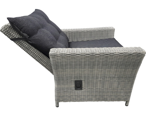 Geflochtener Relaxsessel mit hochgeklappter Fussstütze und Kissen