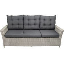 Dreisitzer Gartensofa mit grauen Kissen und Rattanstruktur