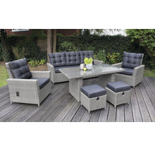 Gartenmöbel Set mit Tisch, Sofa, Sesseln und Hockern auf einer Terrasse
