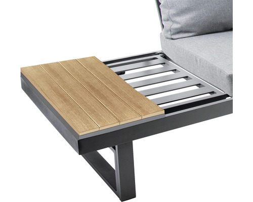 Vue détaillée d''une table de jardin avec surface en bois et cadre en métal, partie d''un groupe de sièges