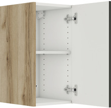 Offener Badezimmerschrank mit Holztür und Regalboden