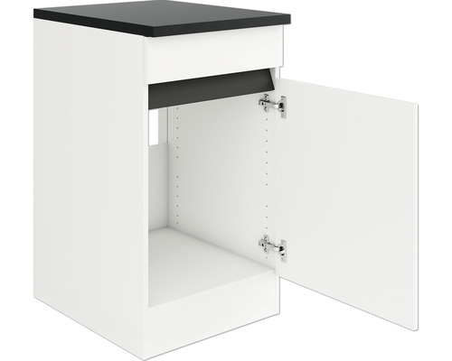 Meuble bas avec porte ouverte et plan de travail noir