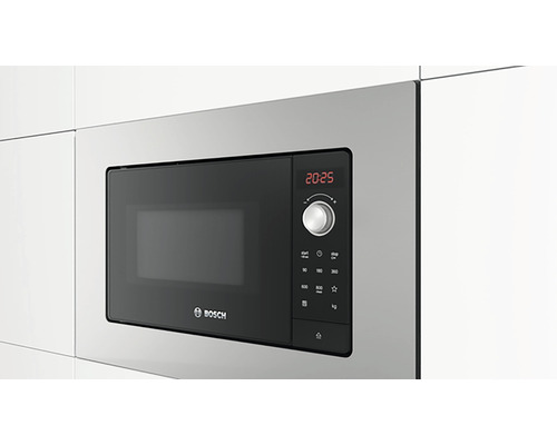 Micro-ondes encastrable Bosch avec affichage numérique dans une kitchenette