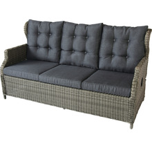 Graues Rattansofa mit drei Sitzen und gepolsterten Kissen