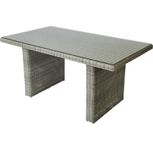 Esstisch für den Garten mit Glasplatte und Rattanoptik