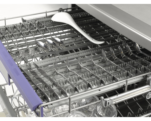 Lave-vaisselle avec couverts et ustensiles de cuisine dans le panier supérieur