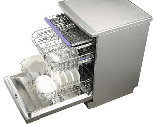 Lave-vaisselle ouvert avec vaisselle et verres