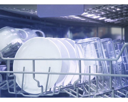 Assiettes et verres dans le lave-vaisselle