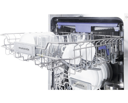 Lave-vaisselle ouvert avec vaisselle et verres dans le panier à vaisselle