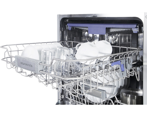 Vue intérieure d''un lave-vaisselle avec de la vaisselle dans le panier