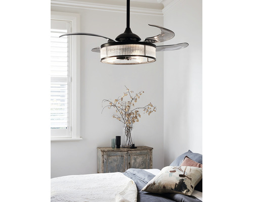 Deckenventilator mit Beleuchtung über einem Schlafzimmer