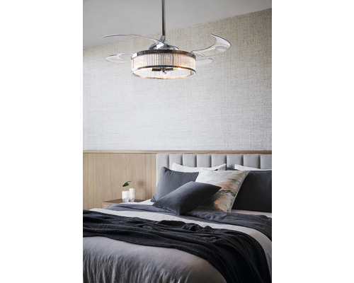 Deckenventilator mit Beleuchtung über einem Bett im Schlafzimmer