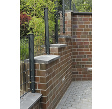 Gartenzaun aus Metall mit gemauerter Grundstücksmauer