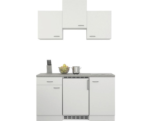 Kompakte Küchenzeile mit Hängeschränken, Spüle, Kochfeld und Kühlschrank