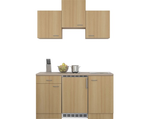 Küchenzeile mit Ober- und Unterschränken sowie Küchenutensilien