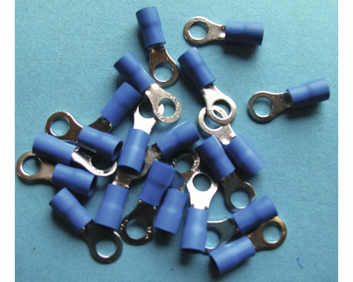 Mehrere Ringkabelschuhe mit Isolierung