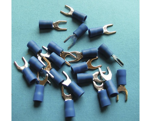 Mehrere Kabelschuhe mit Gabelform und Isolierung