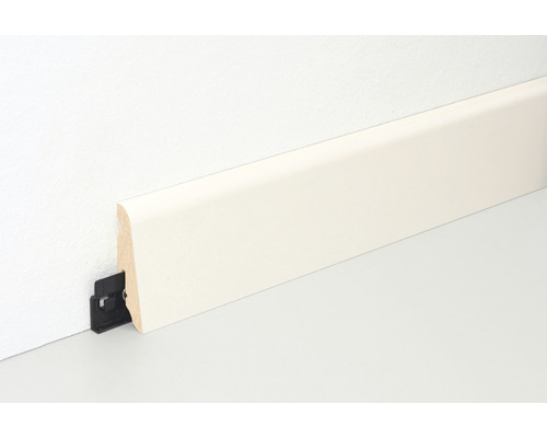 Plinthe en bois avec clip de fixation sur un mur